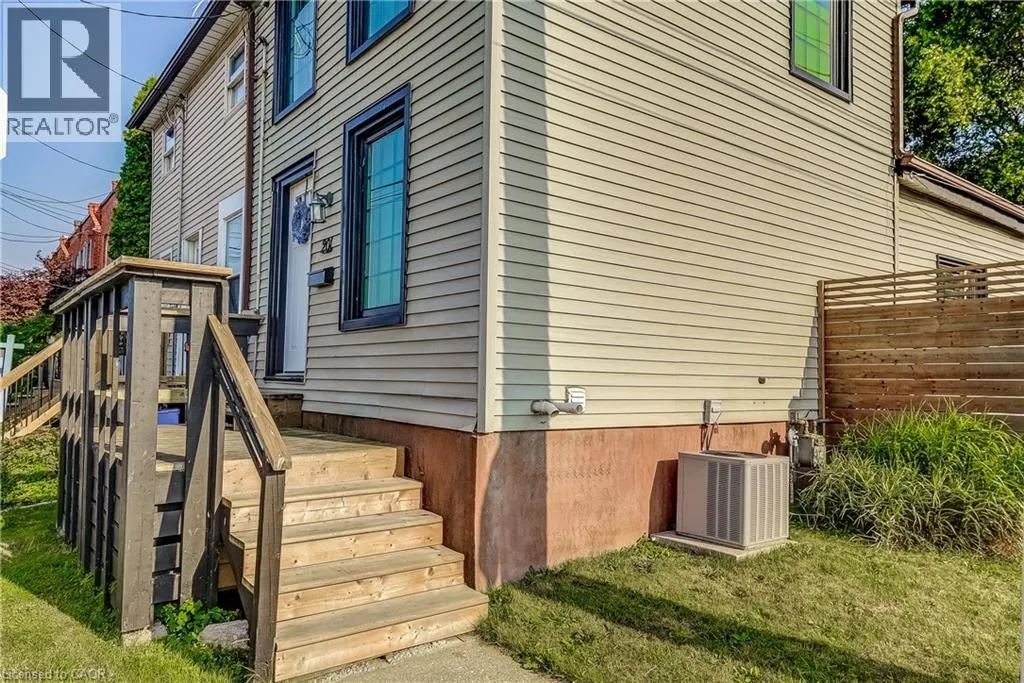 House for rent: 201 Barton Street W, Hamilton, Ontario L8R 2H3