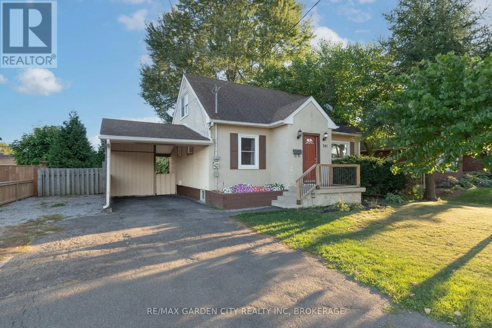 House for rent: 201 Thorold Road, Welland, Ontario L3C 3V9