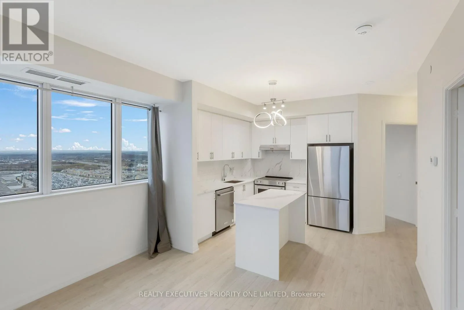 Apartment for rent: 2018 - 9000 Jane Street, Vaughan, Ontario L4K 0M6