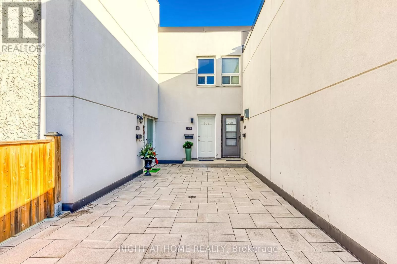 Row / Townhouse for rent: 202 - 1055 Dundas Street E, Mississauga, Ontario L4Y 3X6