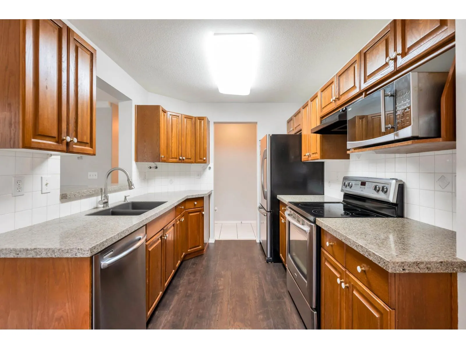 Apartment for rent: 202 13870 70 Avenue, Surrey, British Columbia V3W 0R9