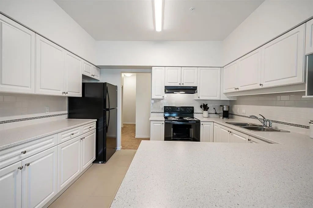 Apartment for rent: 202 13911 70 Avenue, Surrey, British Columbia V3W 6B4