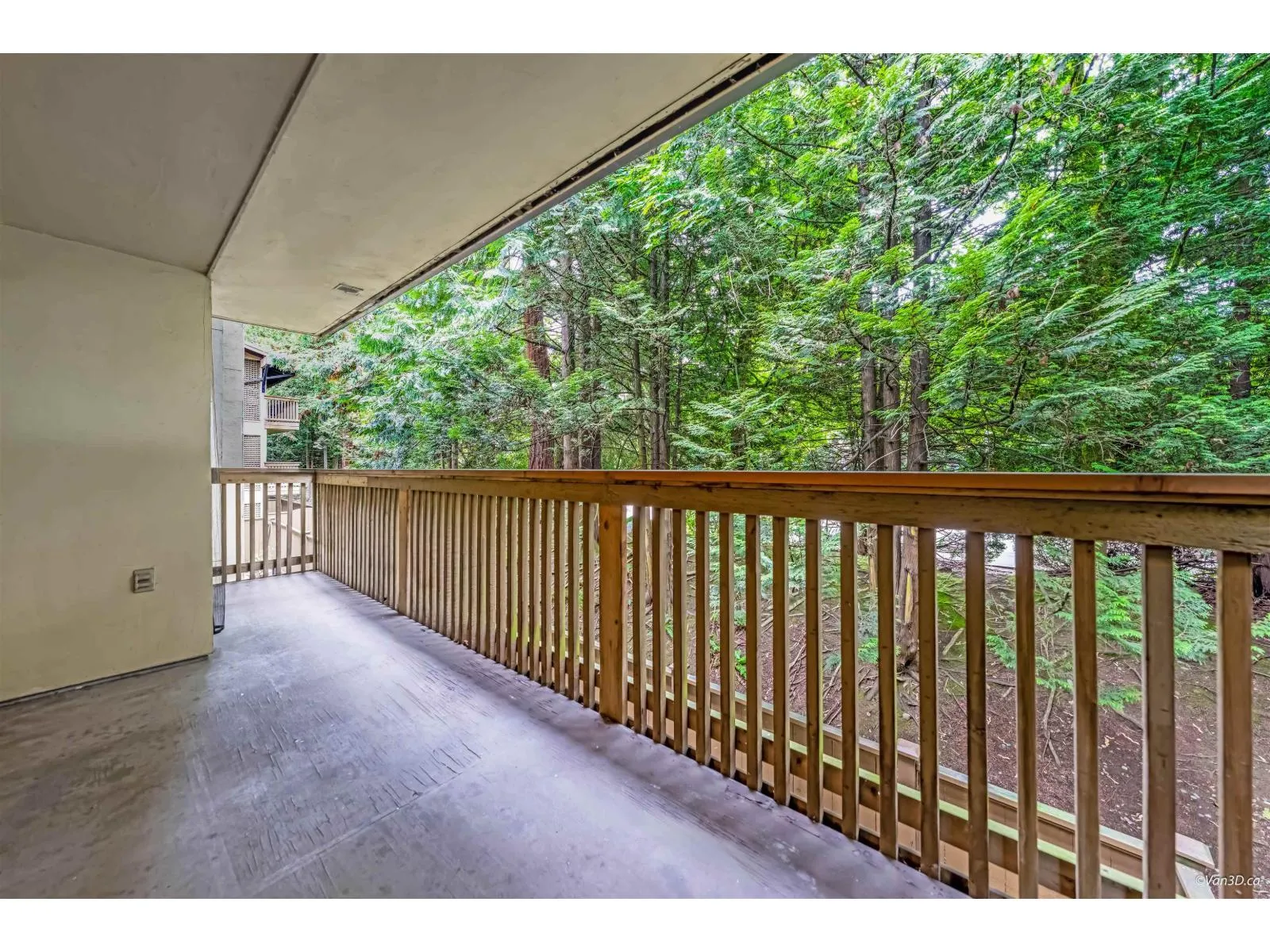 Apartment for rent: 202 14925 100 Avenue, Surrey, British Columbia V3R 1J6