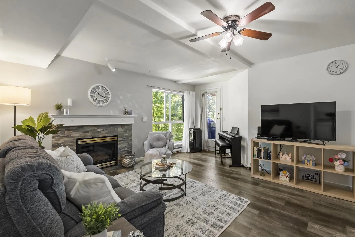 Apartment for rent: 202 14980 101a Avenue, Surrey, British Columbia V3R 0T1