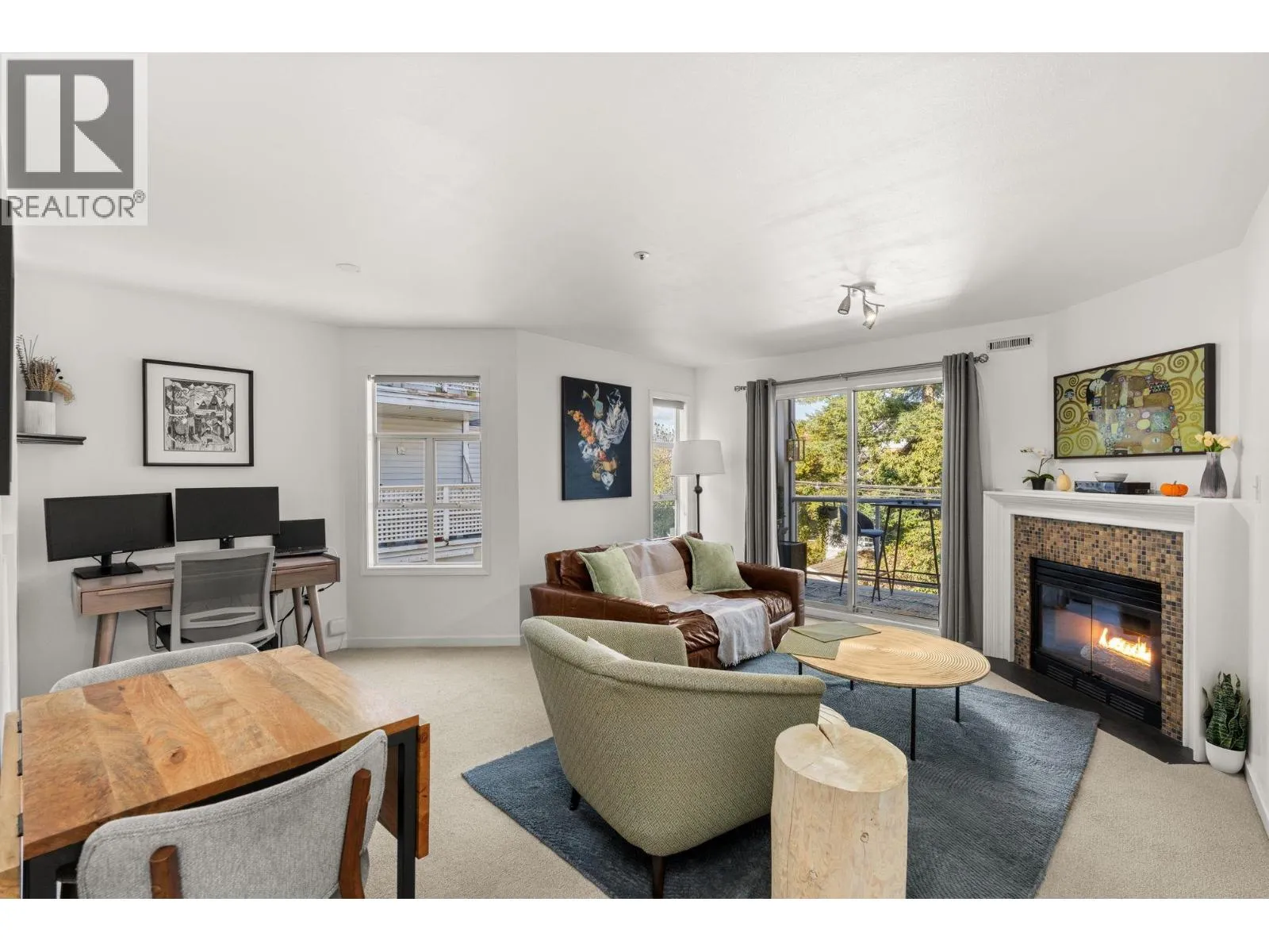 Apartment for rent: 202 1537 Charles Street, Vancouver, British Columbia V5L 2T2