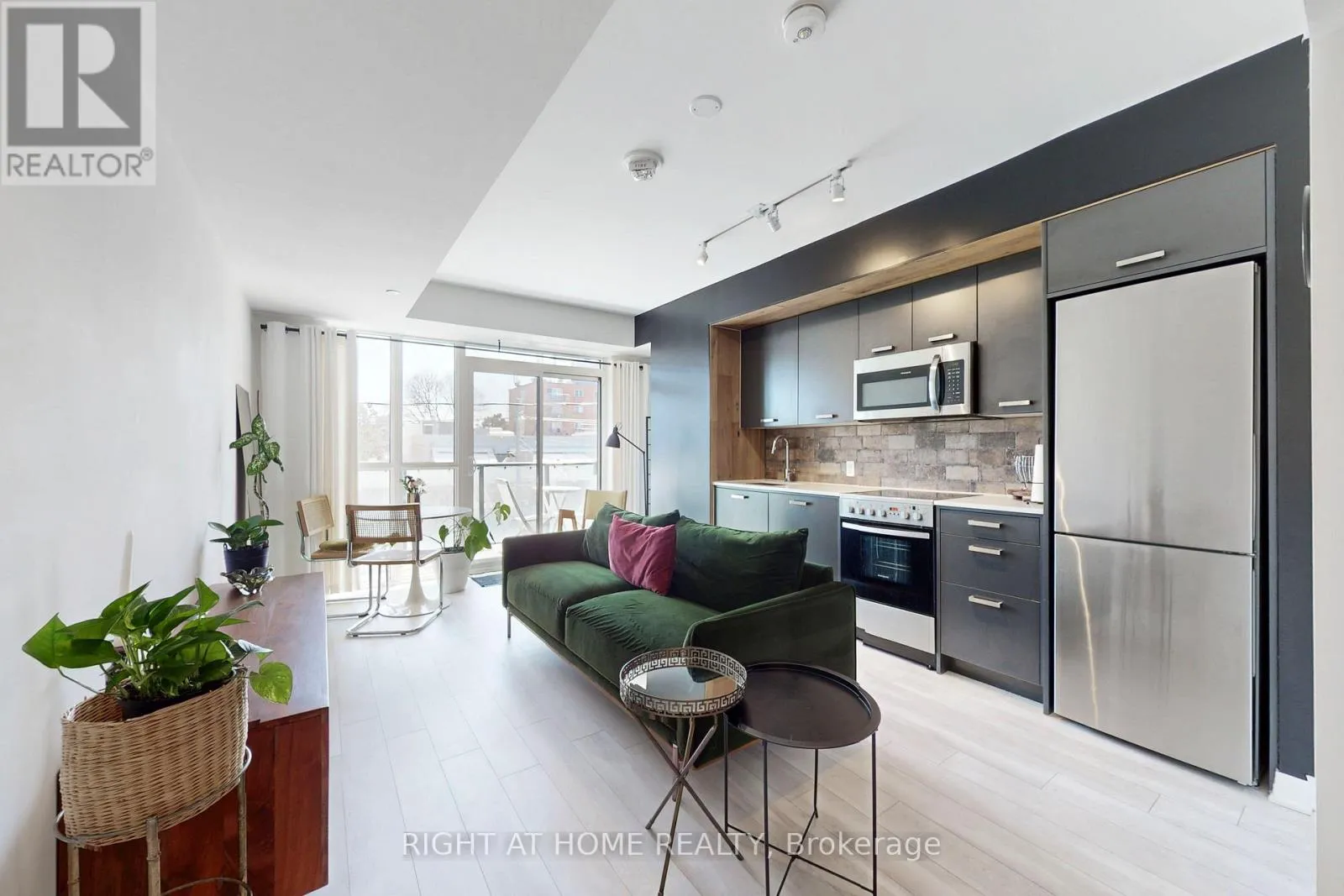 Apartment for rent: 202 - 1630 Queen Street E, Toronto, Ontario M4L 0B3