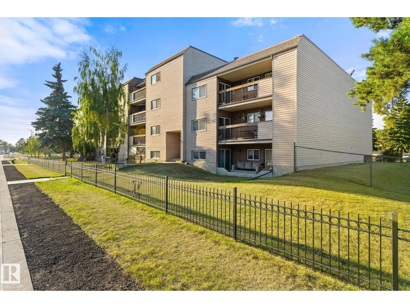 Apartment for rent: #202 2904 139 Av Nw, Edmonton, Alberta T5Y 1P7