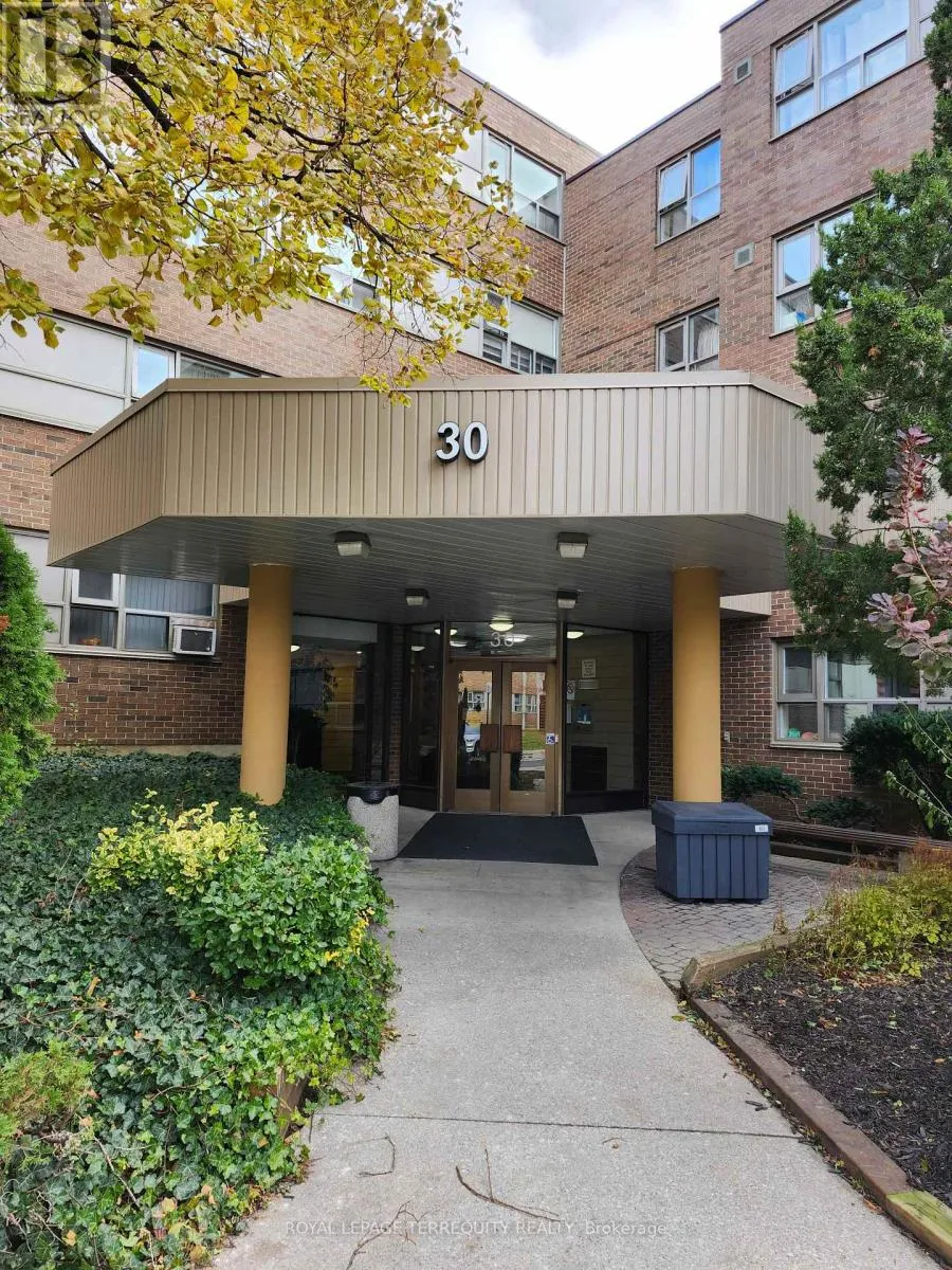 Apartment for rent: 202 - 30 Sunrise Avenue, Toronto, Ontario M4A 2R3