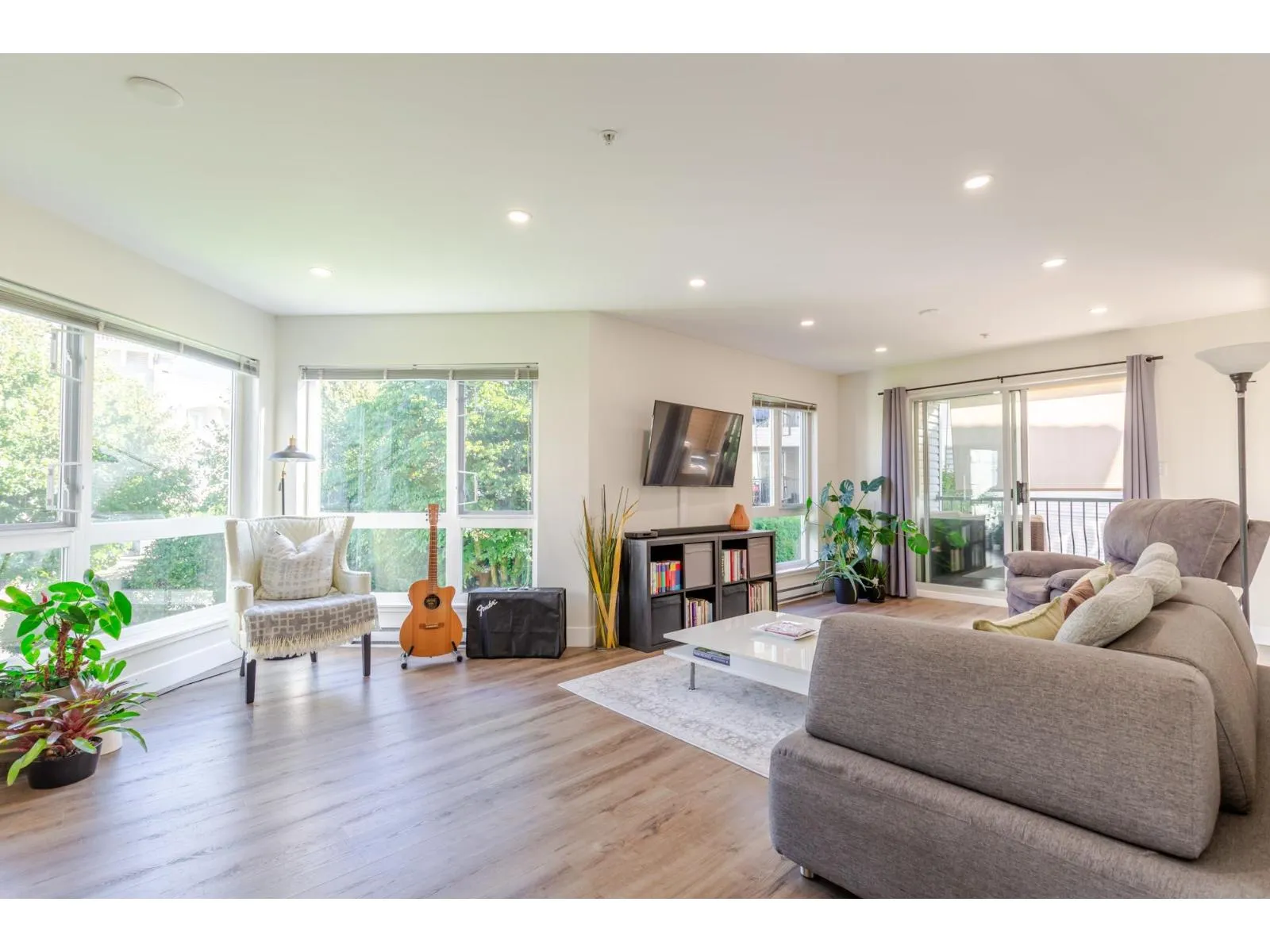 Apartment for rent: 202 3172 Gladwin Road, Abbotsford, British Columbia V2T 5T3