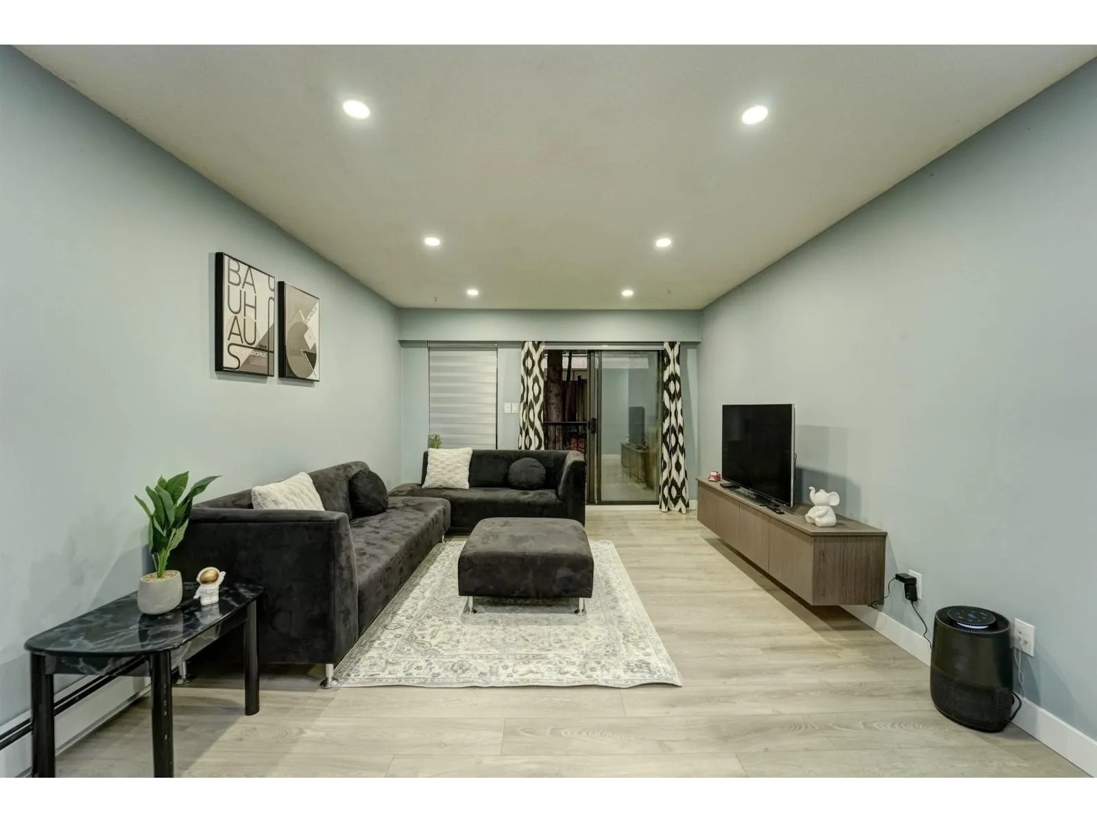 Apartment for rent: 202 33450 George Ferguson Way, Abbotsford, British Columbia V2S 2L8