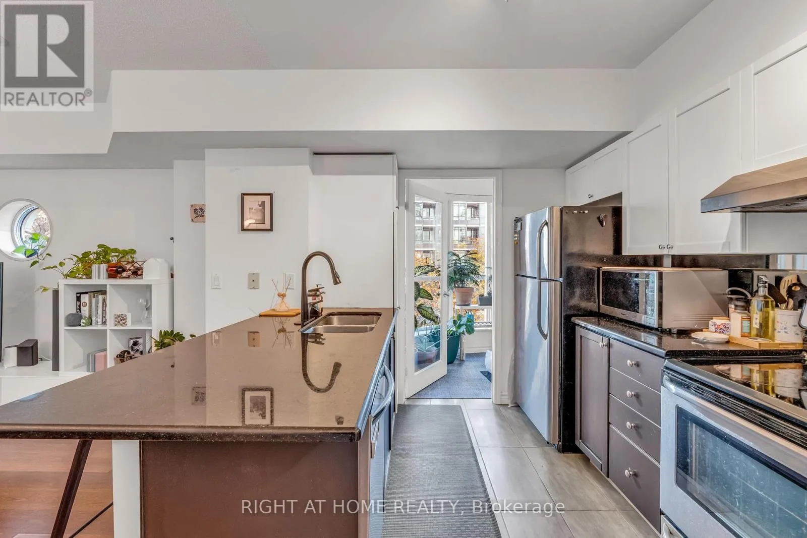 Apartment for rent: 202 - 600 Queens Quay W, Toronto, Ontario M5V 3M3