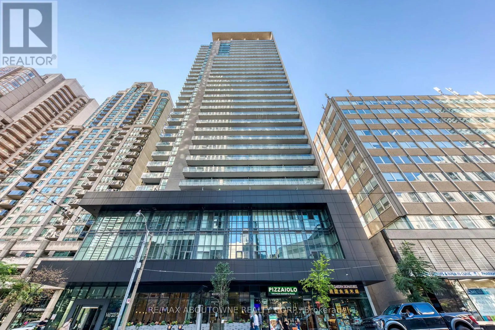 Apartment for rent: 202 - 770 Bay Street, Toronto, Ontario M5G 1N6