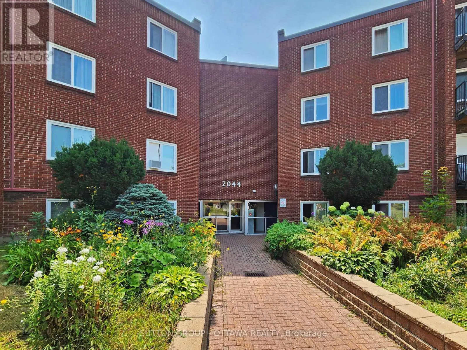 Apartment for rent: 202a - 2044 Arrowsmith Drive, Ottawa, Ontario K1J 7V8