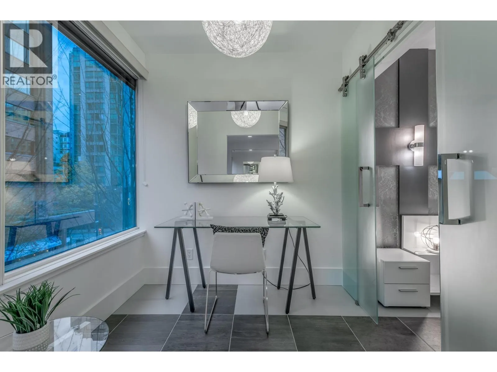 Apartment for rent: 203 1177 Hornby Street, Vancouver, British Columbia V6Z 2E9