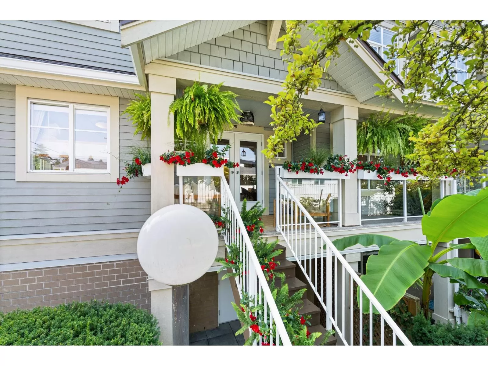 Apartment for rent: 203 15621 Marine Drive, White Rock, British Columbia V4B 1E1