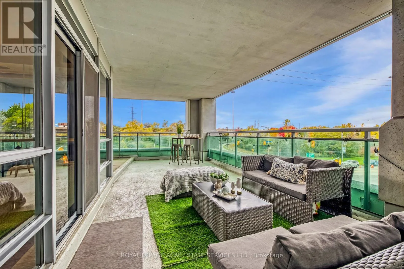 Apartment for rent: 203 - 16 Brookers Lane, Toronto, Ontario M8V 0A5