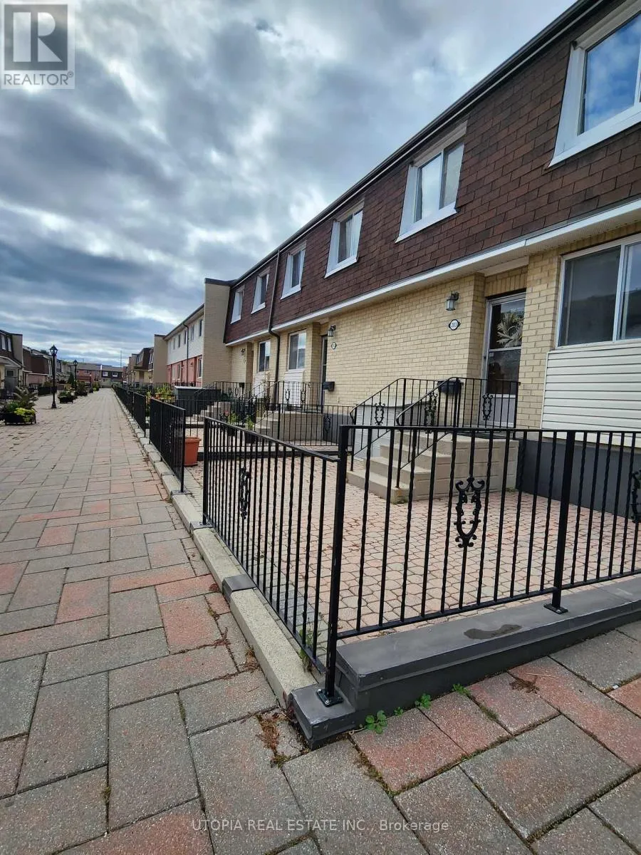 Row / Townhouse for rent: 203 - 2170 Bromsgrove Road, Mississauga, Ontario L5J 4J2