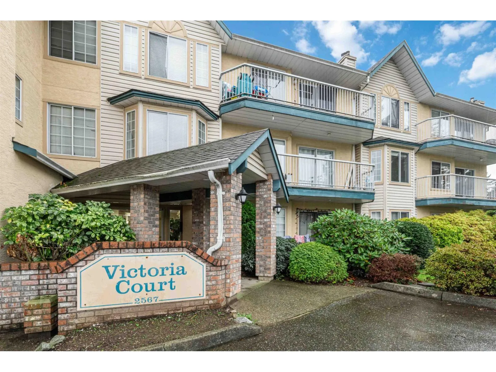 Apartment for rent: 203 2567 Victoria Street, Abbotsford, British Columbia V2T 2T4