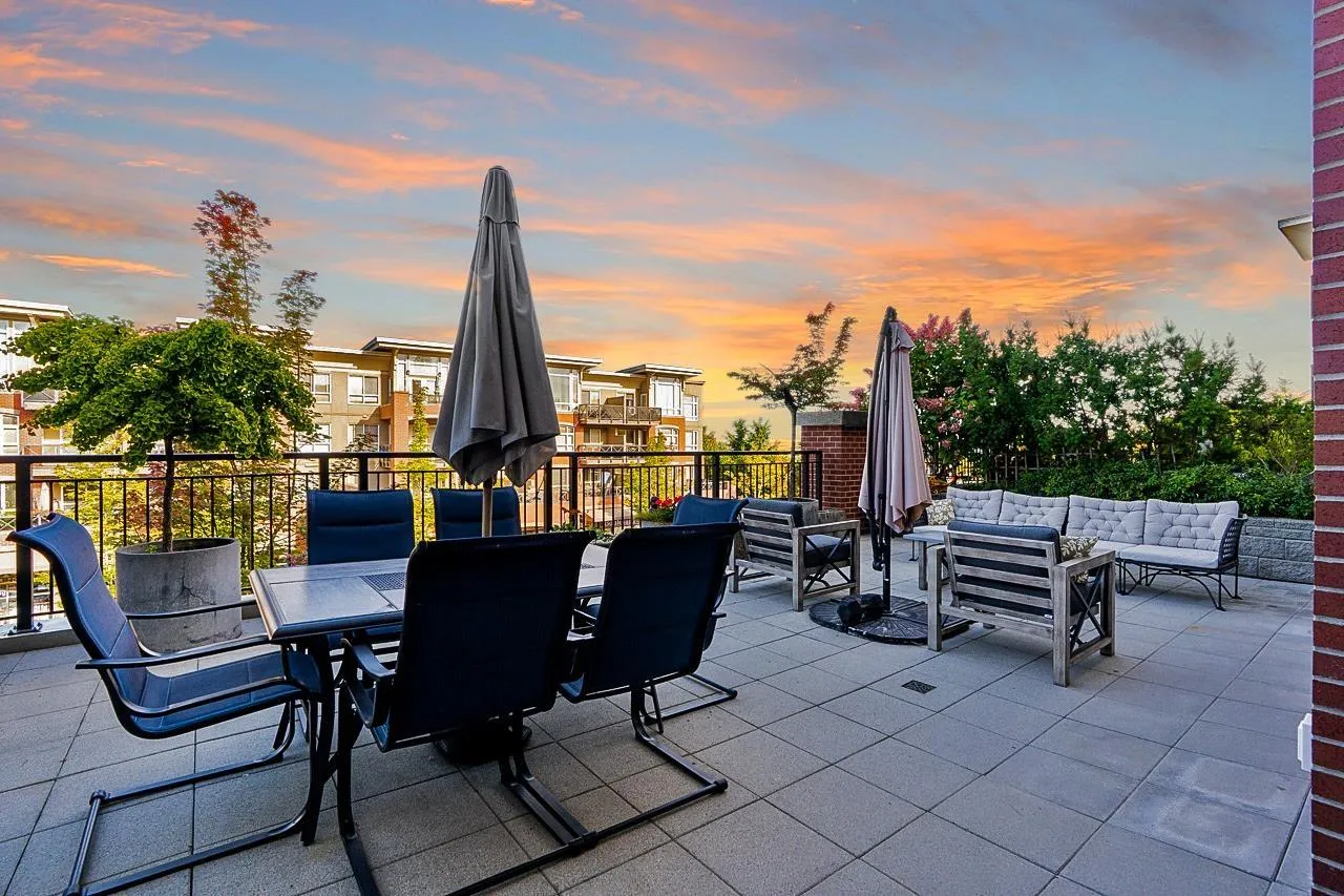 Apartment for rent: 203 2950 King George Boulevard, Surrey, British Columbia V4P 0E5