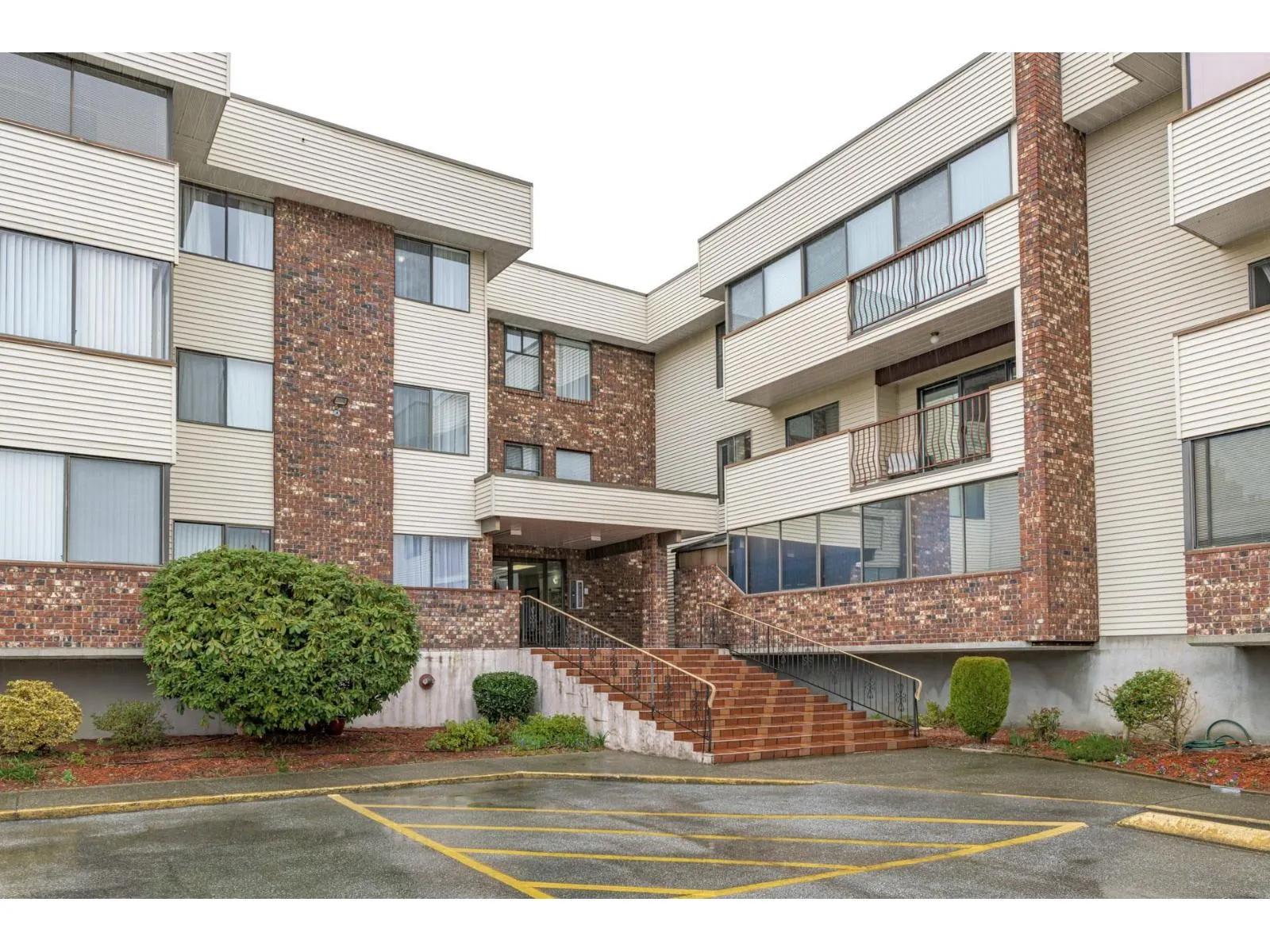 Apartment for rent: 203 33369 Old Yale Road, Abbotsford, British Columbia V2S 2J6