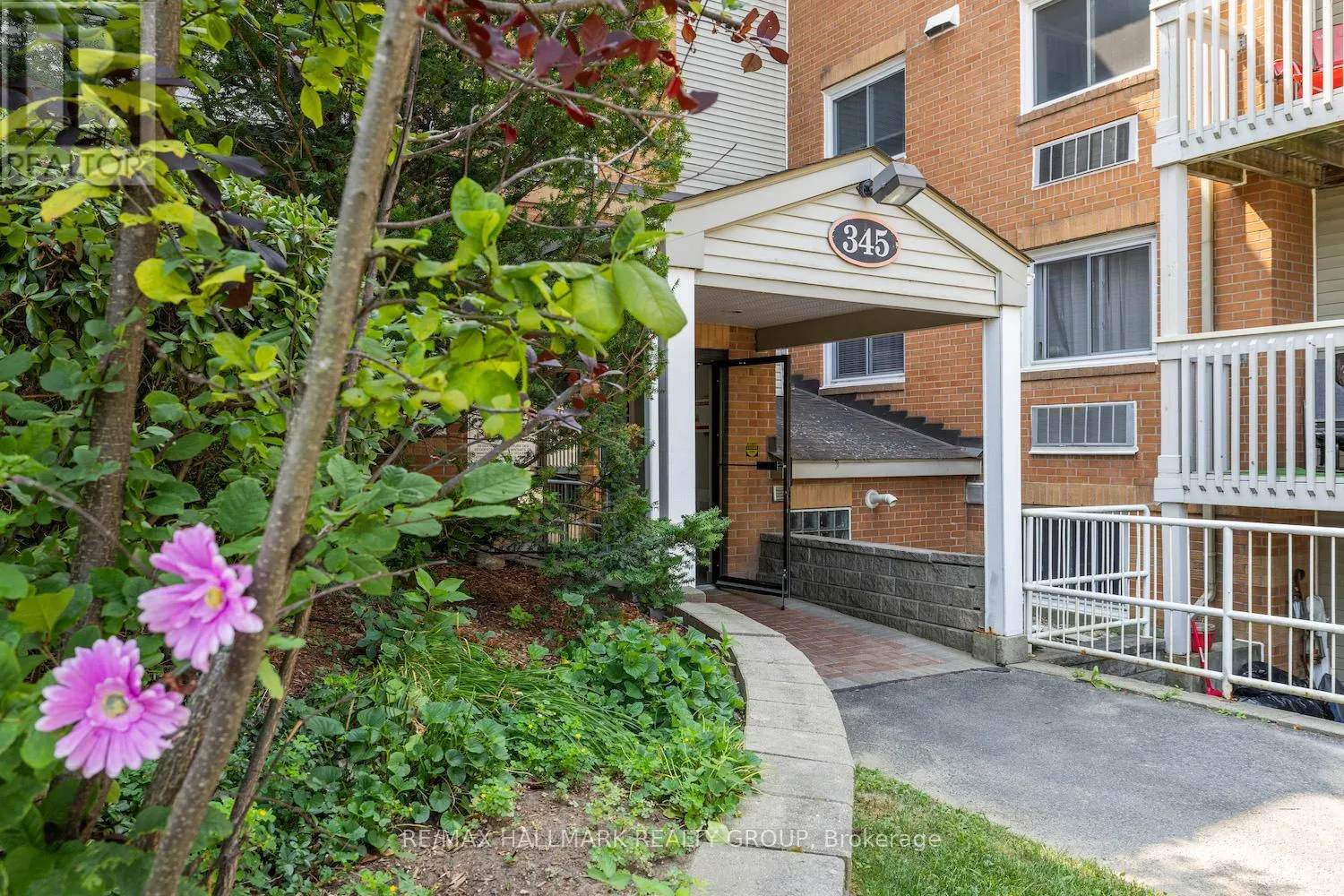 Apartment for rent: 203 - 345 Centrum Boulevard, Ottawa, Ontario K1E 3W9