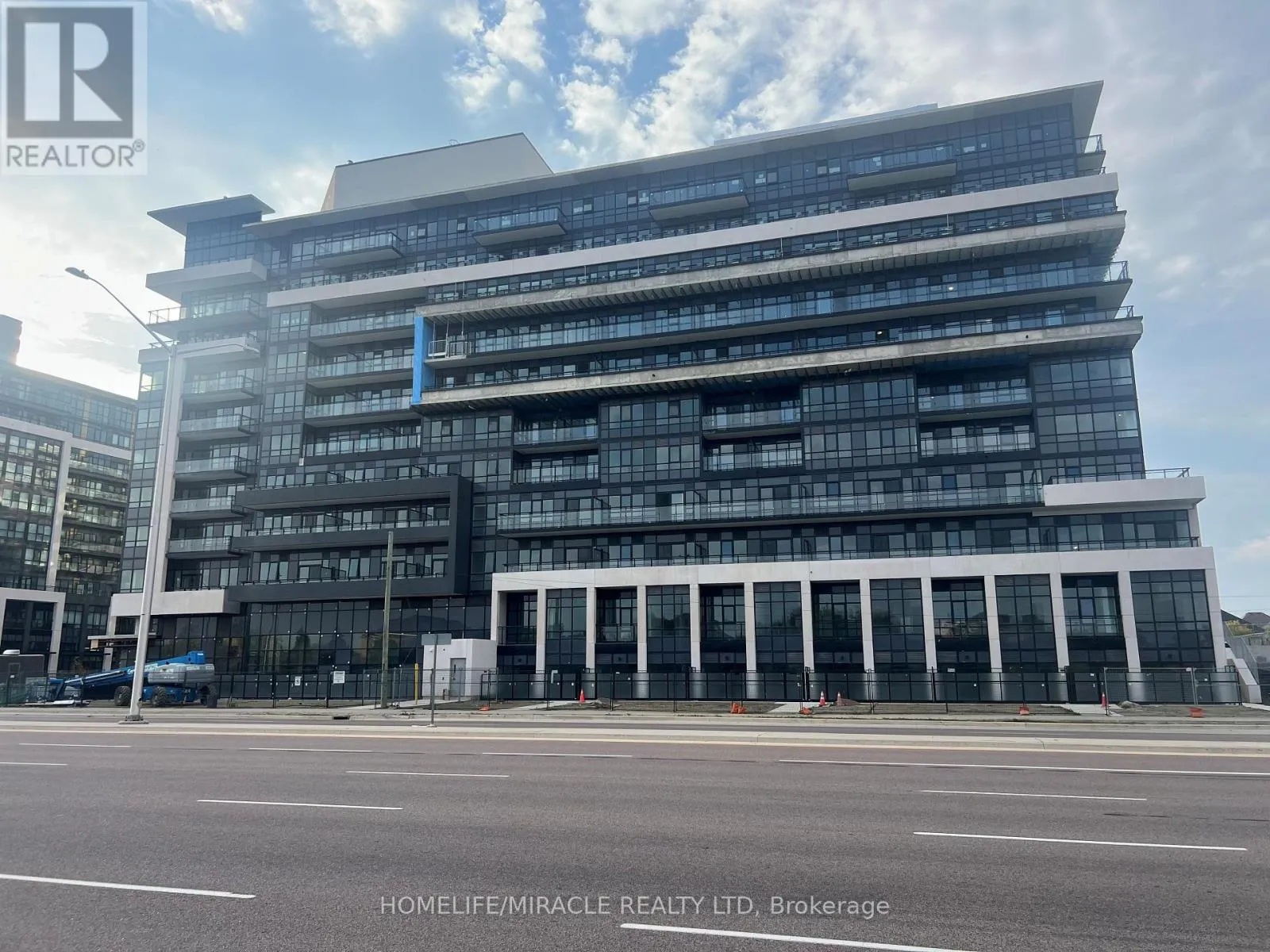 Apartment for rent: 203 - 395 Dundas Street, Oakville, Ontario L6M 5R8