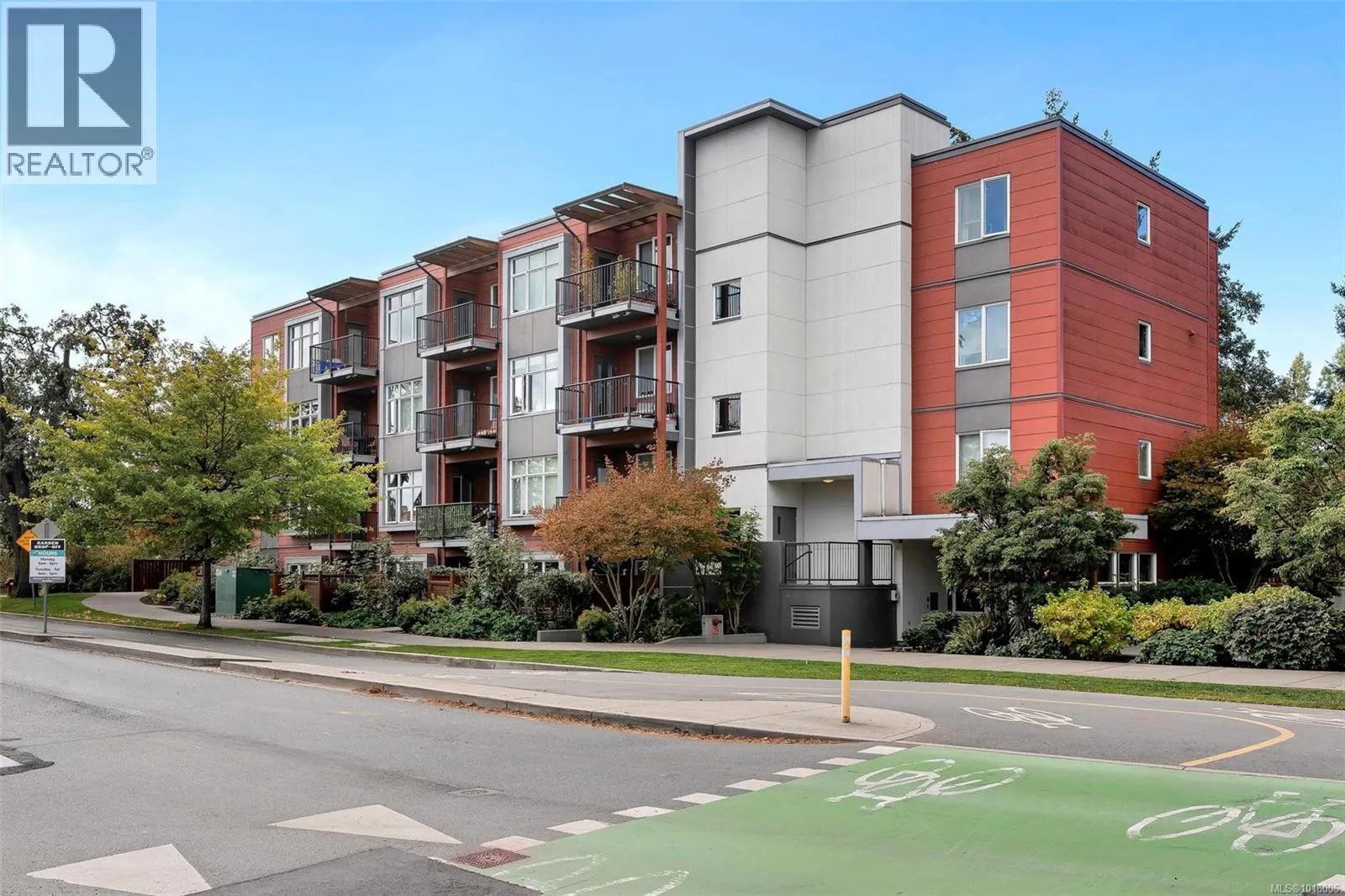 Apartment for rent: 203 4030 Borden St, Saanich, British Columbia V8X 2E9