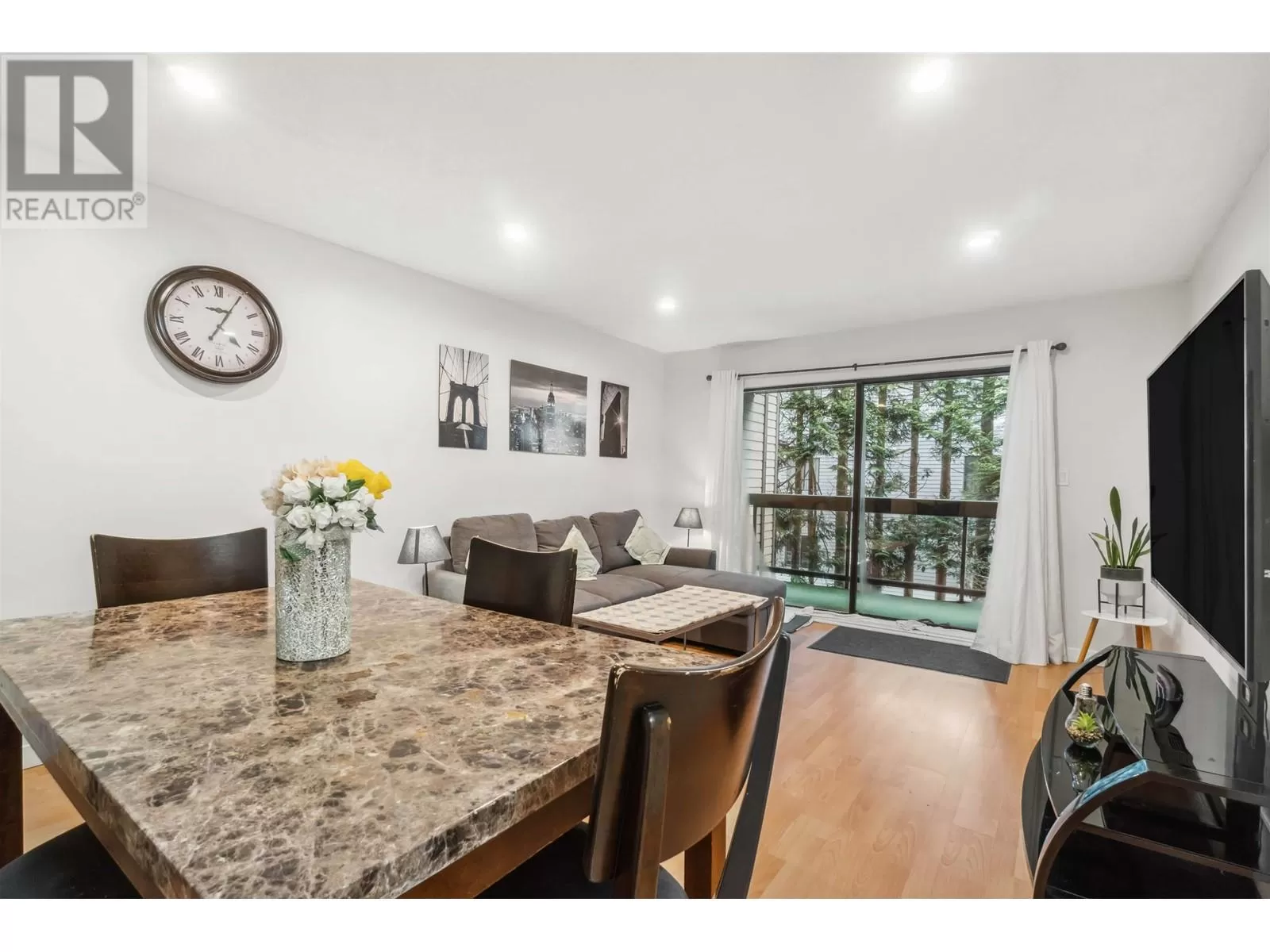 Apartment for rent: 203 6105 Kingsway, Burnaby, British Columbia V5J 5C7