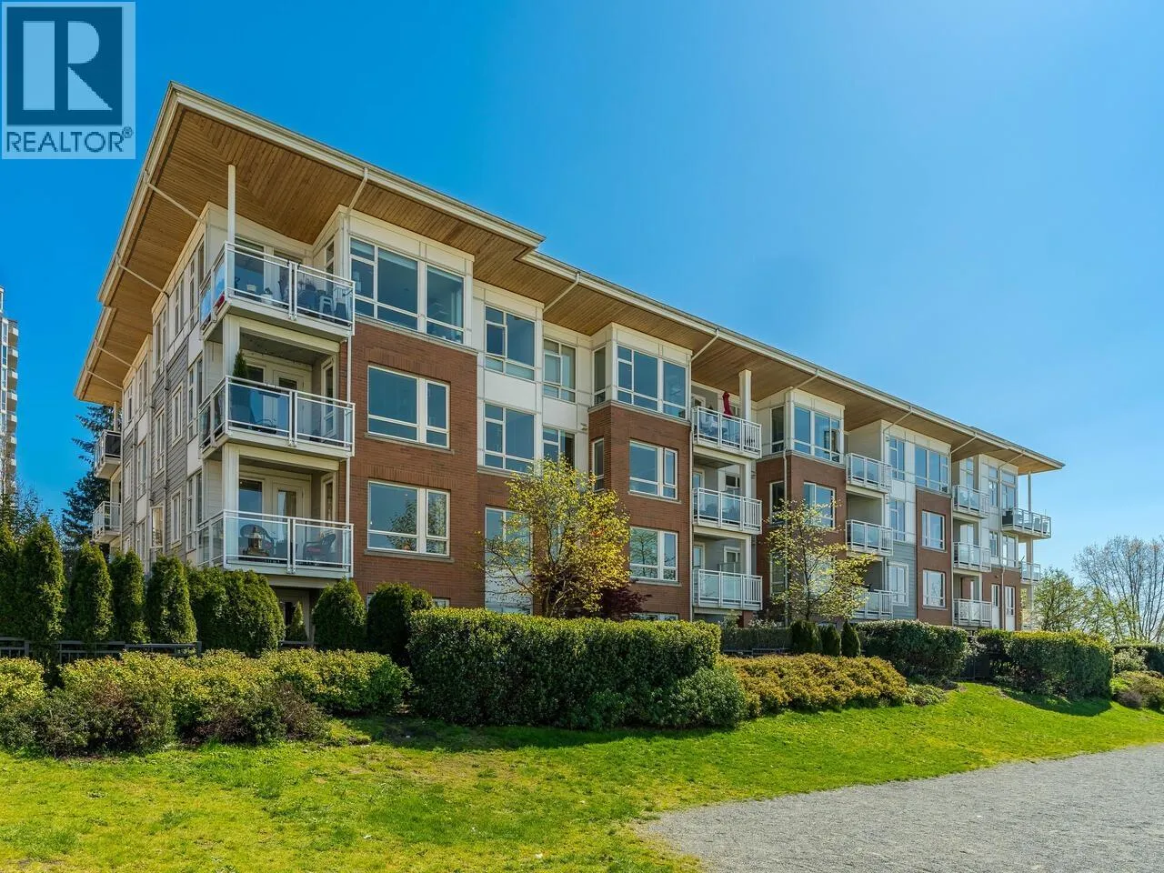 Apartment for rent: 203 717 Chesterfield Avenue, North Vancouver, British Columbia V7M 3L8