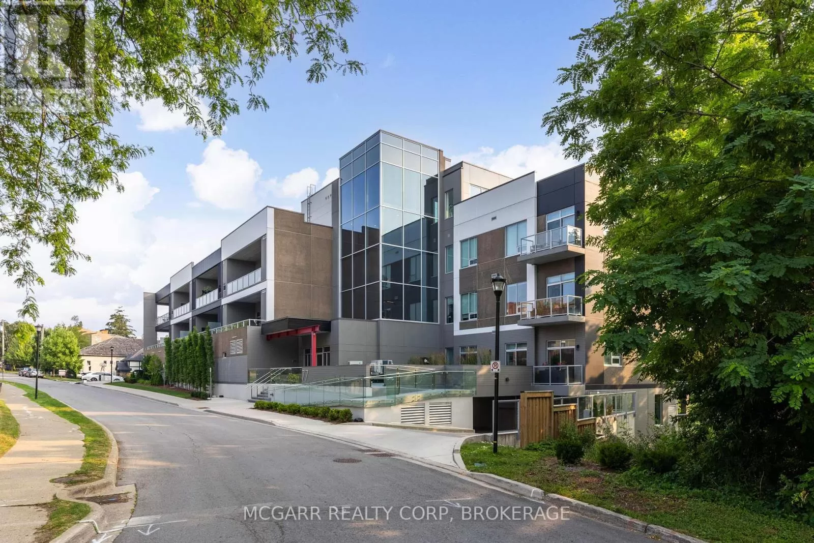 Apartment for rent: 203 - 77 Yates Street, St. Catharines, Ontario L2R 5R7