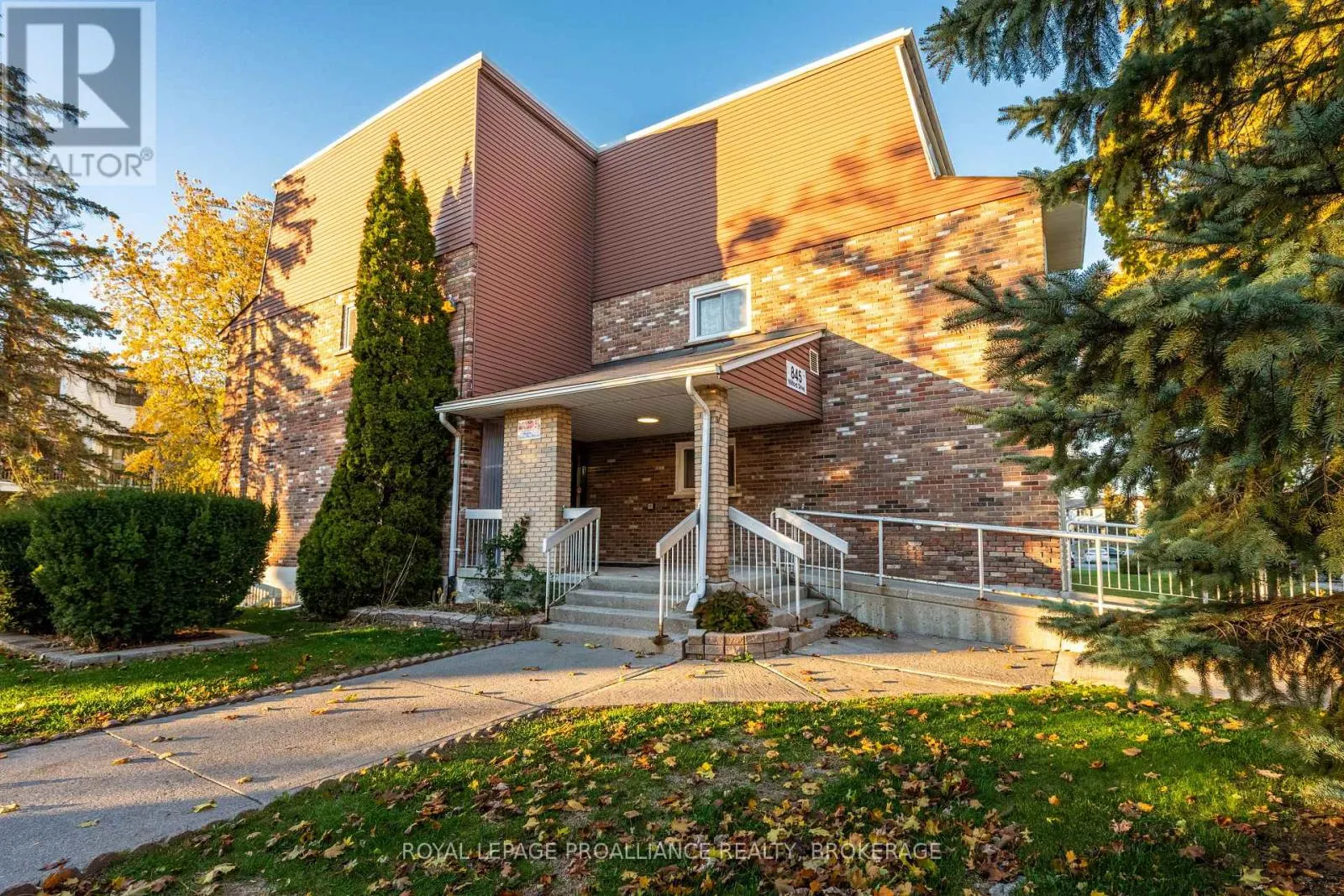 Apartment for rent: 203 - 845 Milford Drive, Kingston, Ontario K7P 1A7