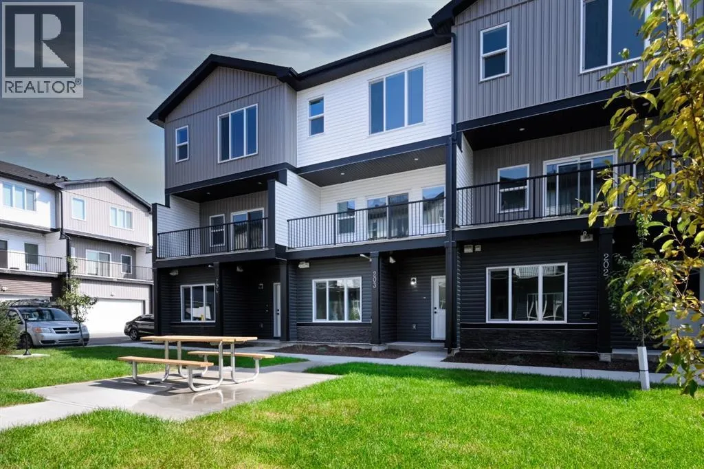 Row / Townhouse for rent: 203, 90 Corner Meadows Manor, Calgary, Alberta T3N 2N8