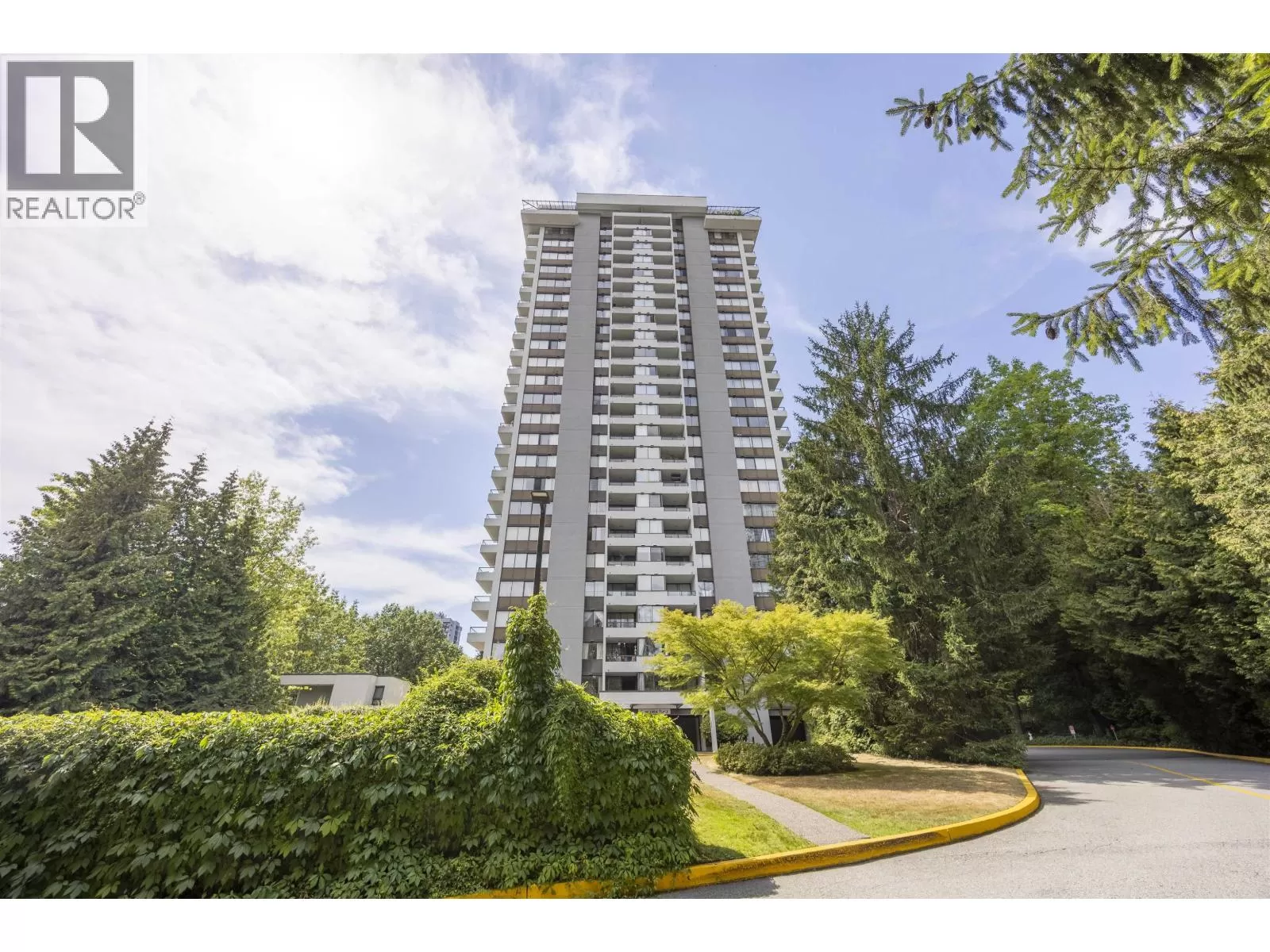 Apartment for rent: 203 9521 Cardston Court, Burnaby, British Columbia V3N 4R8