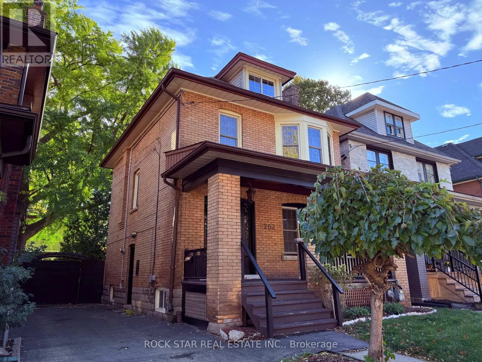 House for rent: 203 Fairleigh Avenue S, Hamilton, Ontario L8M 2K6