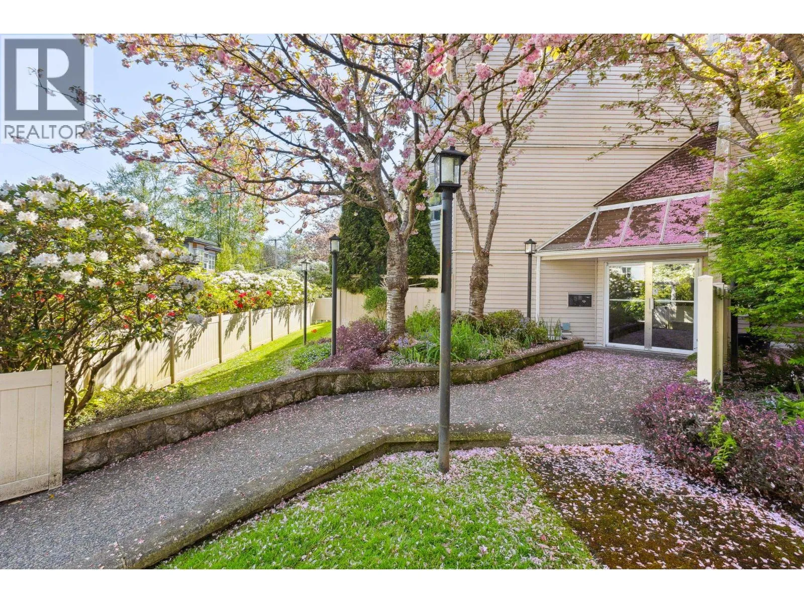 Apartment for rent: 204 1155 Ross Road, North Vancouver, British Columbia V7K 1C6