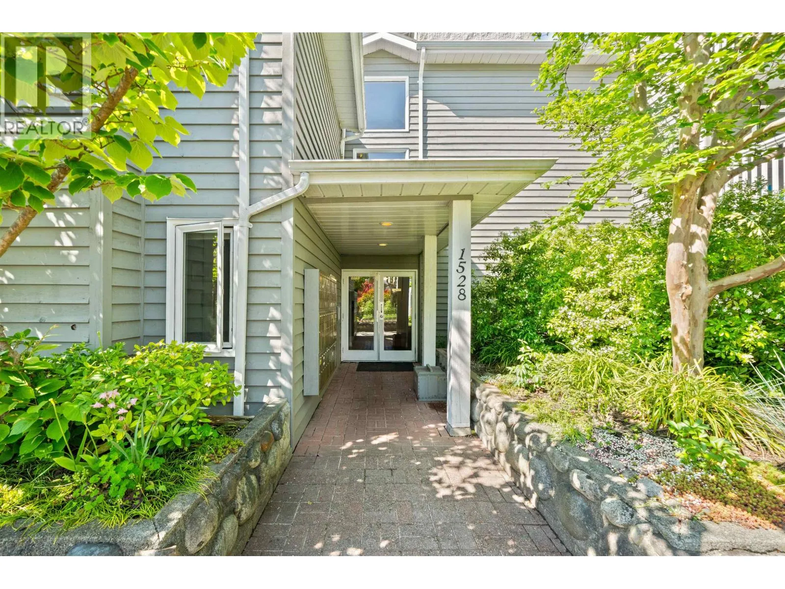 Apartment for rent: 204 1528 Bowser Avenue, North Vancouver, British Columbia V7P 2Y3