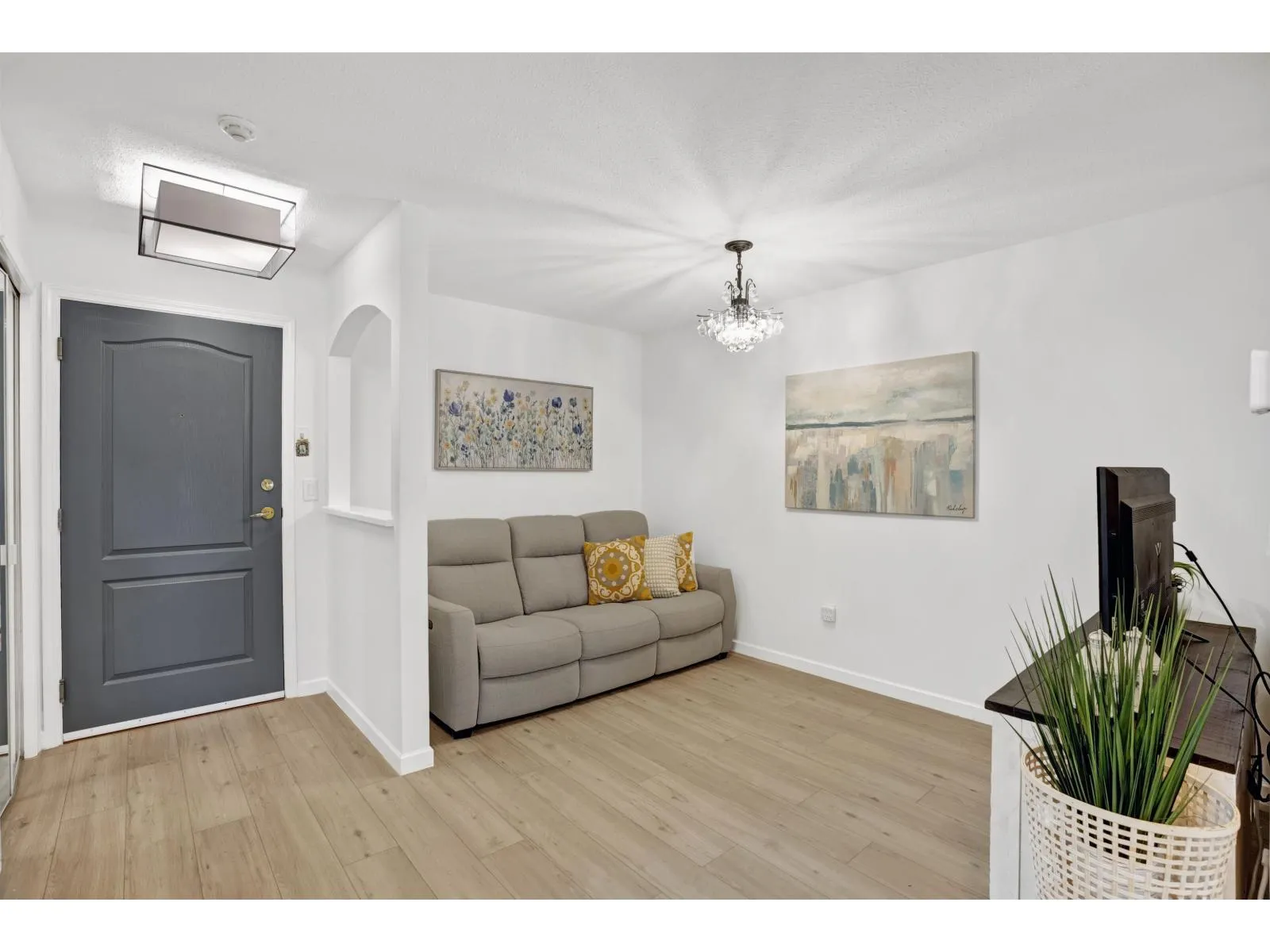 Apartment for rent: 204 15298 20 Avenue, Surrey, British Columbia V4A 2A3