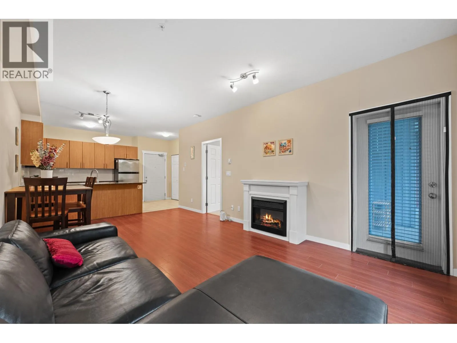 Apartment for rent: 204 2488 Kelly Avenue, Port Coquitlam, British Columbia V3C 1Y4