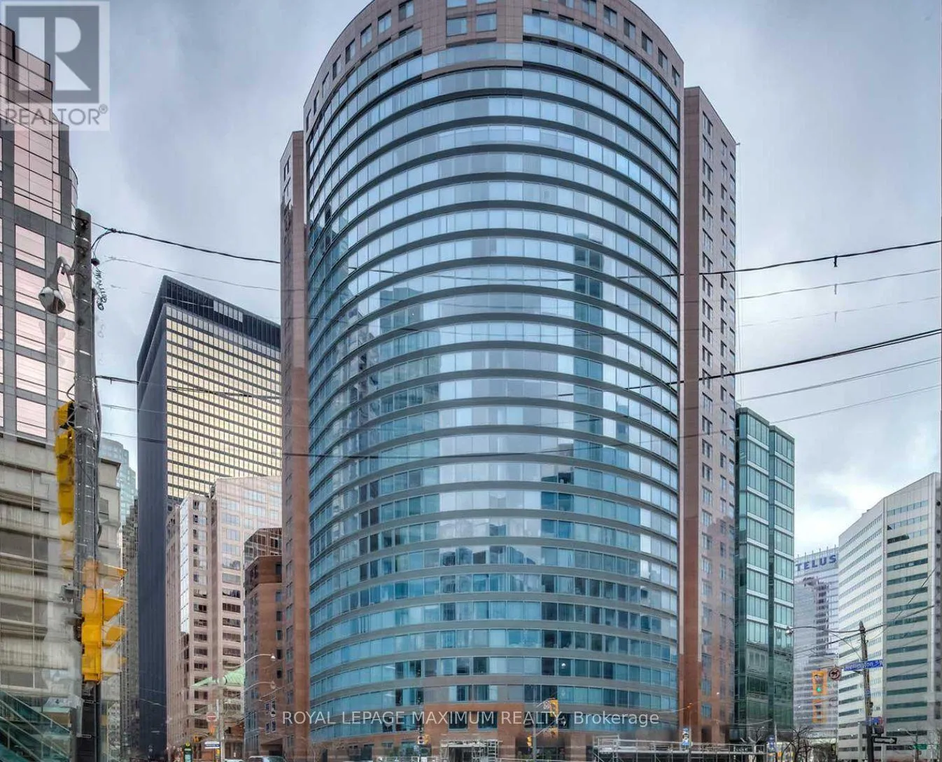 Apartment for rent: 204 - 33 University Avenue, Toronto, Ontario M5J 2S7