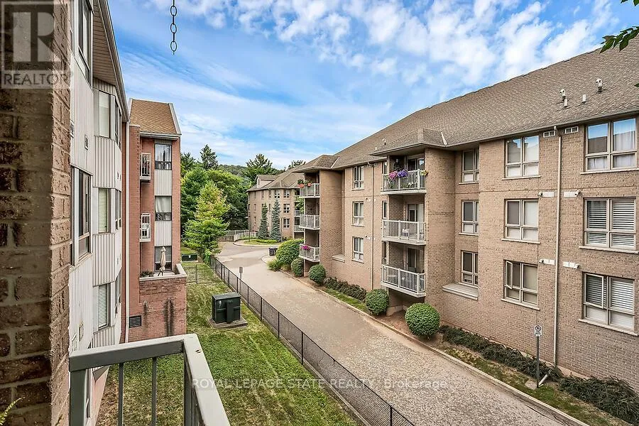 Apartment for rent: 204 - 6 Niagara Street, Grimsby, Ontario L3M 5A4