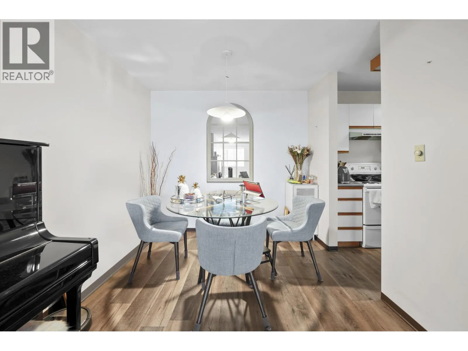 Apartment for rent: 204 7431 Blundell Road, Richmond, British Columbia V6Y 3G8