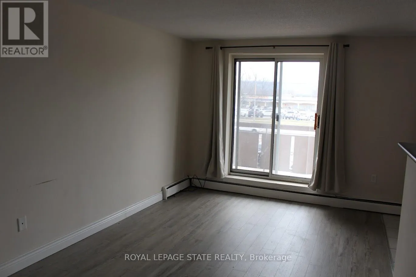 Apartment for rent: 204 - 851 Queenston Road, Hamilton, Ontario L8G 1B4