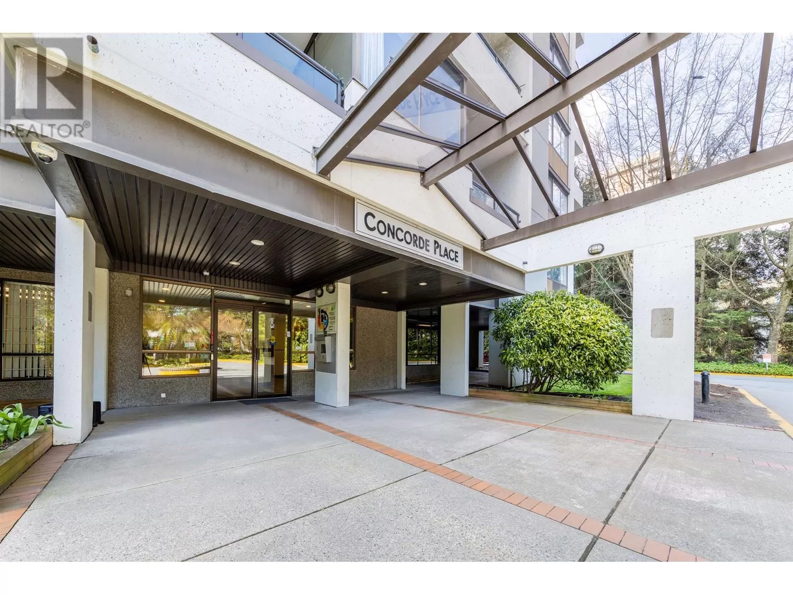 Apartment for rent: 204 9521 Cardston Court, Burnaby, British Columbia V3N 4R8