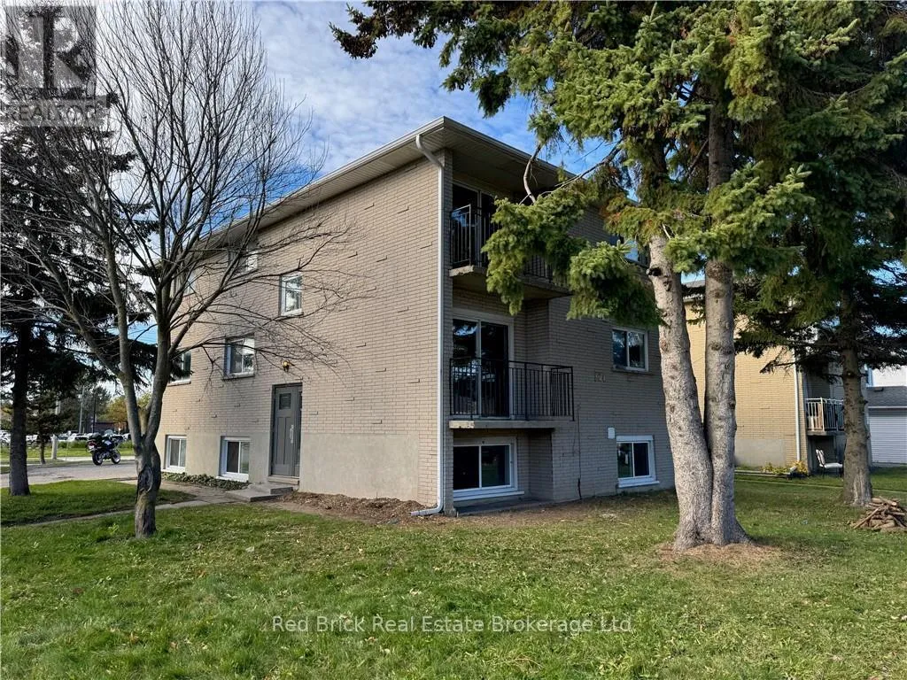 Triplex for rent: 204 Veronica Drive, Kitchener, Ontario N2A 2R9
