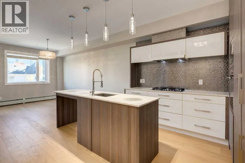 Apartment for rent: 205, 119 19 Street Nw, Calgary, Alberta T2N 2S7