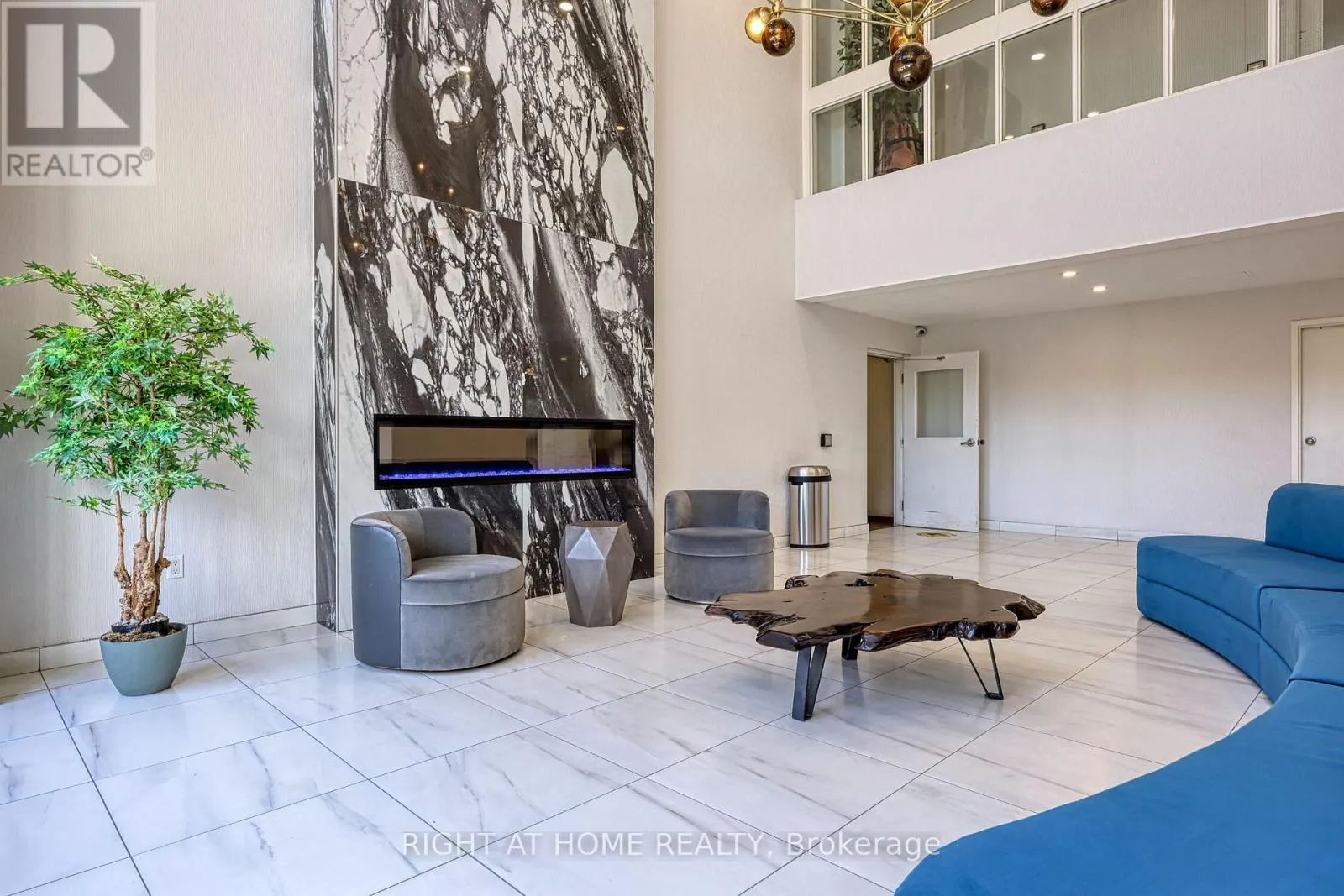 Apartment for rent: 205 - 1580 Mississauga Valley, Mississauga, Ontario L5A 3T8