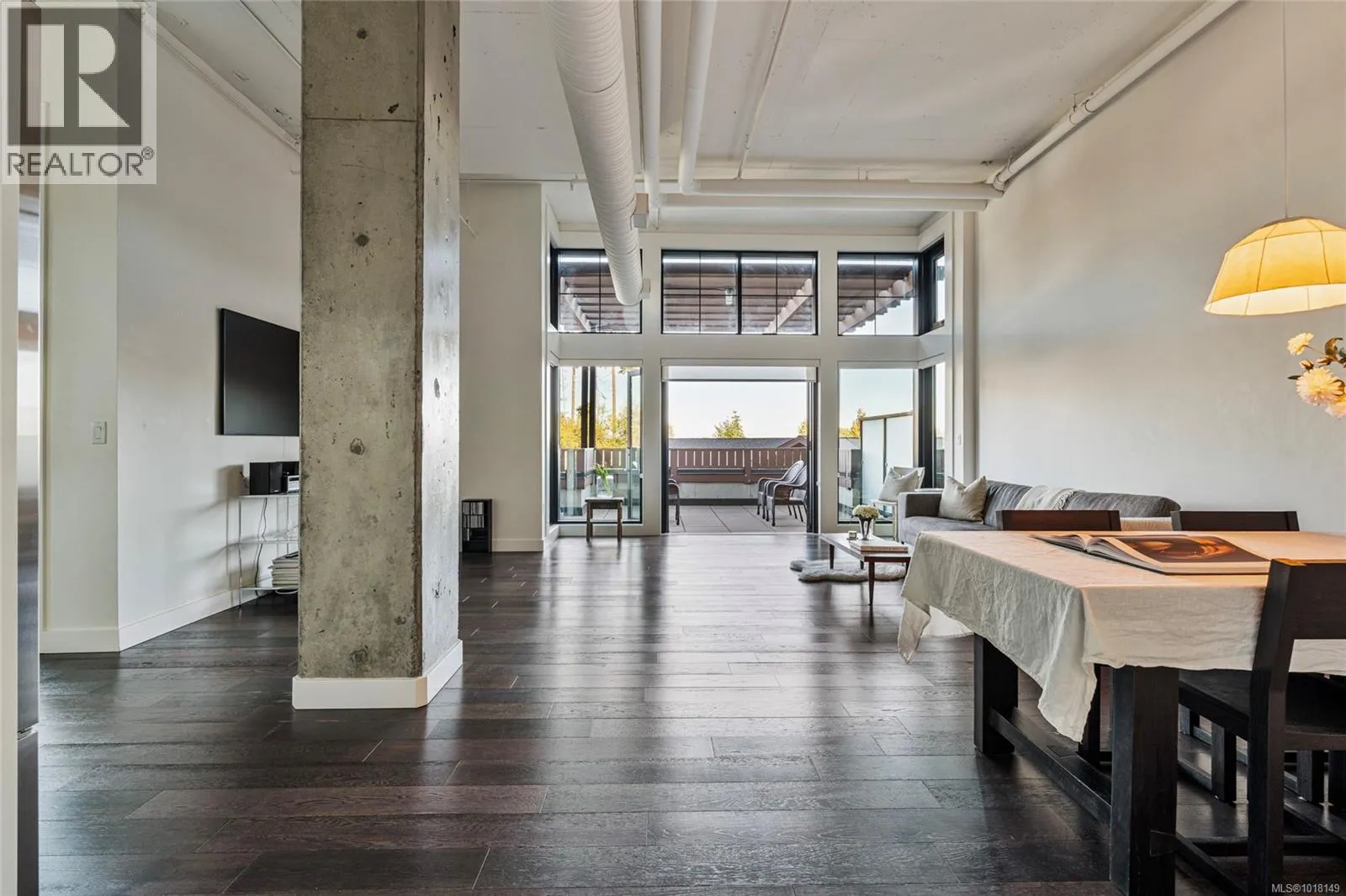 Apartment for rent: 205 2049 Country Club Way, Langford, British Columbia V9B 0H8