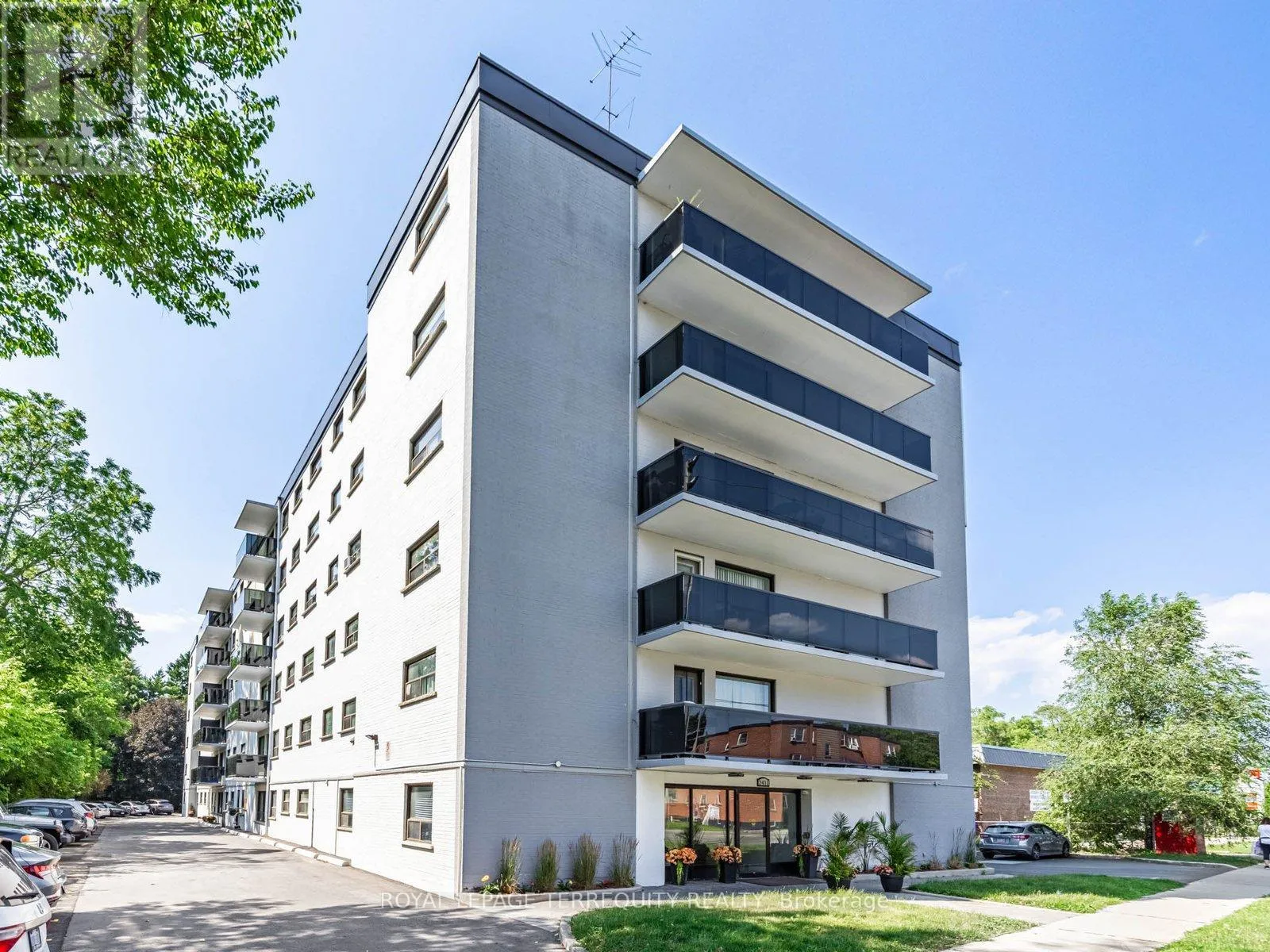 Apartment for rent: 205 - 2411 New Street, Burlington, Ontario L7R 1K2