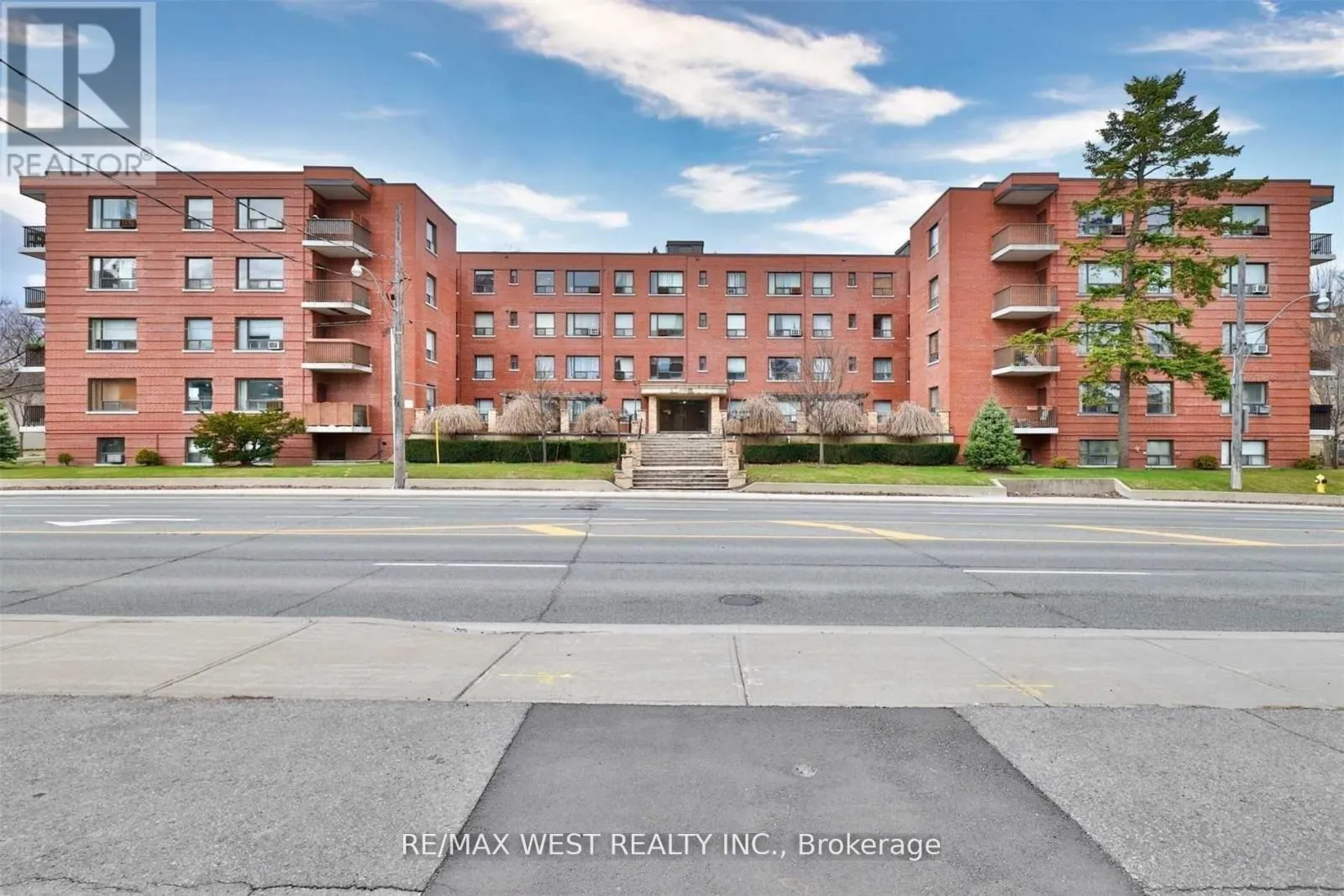 Apartment for rent: 205 - 2550 Bathurst Street, Toronto, Ontario M6B 2Z2