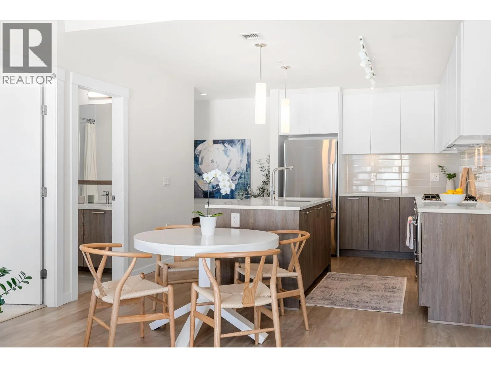 Apartment for rent: 205 615 E 3rd Street, North Vancouver, British Columbia V7L 0G3